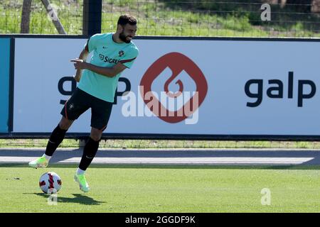 Oeiras, Portugal. August 2021. Der Portugiesen Bruno Fernandes nimmt am 31. August 2021 an einer Trainingseinheit im Trainingslager Cidade do Futebol in Oeiras, Portugal, Teil, um sich auf das bevorstehende Qualifikationsspiel der FIFA Fußball-Weltmeisterschaft Katar 2022 gegen Irland vorzubereiten. (Bild: © Pedro Fiuza/ZUMA Press Wire) Stockfoto