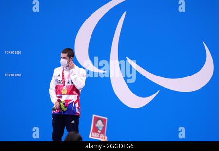 Die britische Reece Dunn feiert am 7. Tag der Paralympischen Spiele in Tokio 2020 in Japan mit der Goldmedaille im Medley-SM14-Finale der Männer im 200-m-Einzelfinale der Männer im Tokyo Aquatics Center. Bilddatum: Dienstag, 31. August 2021. Stockfoto