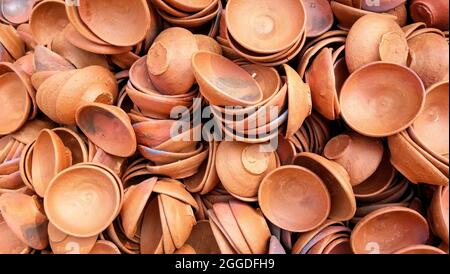 Nahaufnahme eines Haufens von indischen Tonöllaternen oder Diya, die während der Diwali in Indien auf dem Markt verkauft werden können Stockfoto