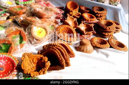 Nahaufnahme eines Haufens von indischen Tonöllaternen oder Diya, die während der Diwali in Indien auf dem Markt verkauft werden können Stockfoto