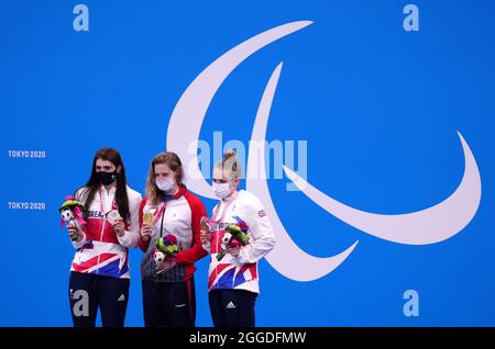 Großbritanniens Bethany Firth (links) mit der Silbermedaille, Die britische Louise Fiddes (rechts) feiert mit der Bronzemedaille und die Valeriia Shabalina des russischen Paralympischen Komitees mit der Goldmedaille im Medley - SM14-Finale der Frauen im Tokyo Aquatics Center am siebten Tag der Paralympischen Spiele in Tokio 2020 in Japan. Bilddatum: Dienstag, 31. August 2021. Stockfoto