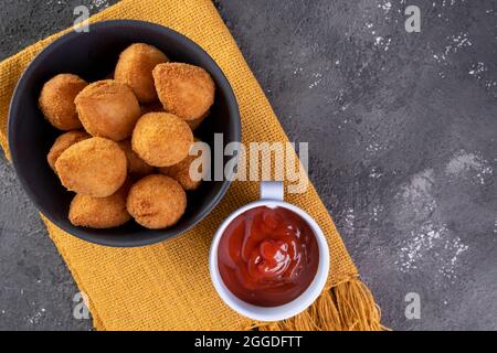 Traditionelle brasilianische gebratene Snack gefüllt mit Huhn . Coxinha de frango. Stockfoto