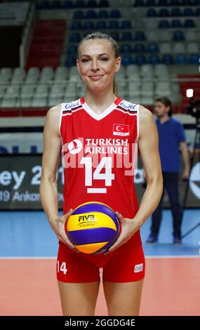 Die türkische Volleyballnationalmannschaft der Frauen stellt sich