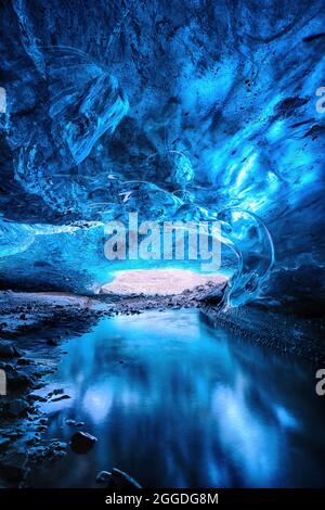 Der Gletscherfluss fließt durch eine blaue Eishöhle. Ein Teil des Vatnajokull Gletschers im Südosten Islands im Winter. Stockfoto