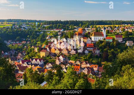 Ein Abend in Altensteig. Altensteig ist eine Stadt im Landkreis Calw in Baden-Württemberg und eine Portalgemeinde des Schwarzwaldes Zentral/Nord-Na Stockfoto