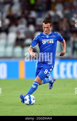 Turin, Italien. 29. August 2021. Liam Henderson von Empoli FC kontrolliert den Ball während des Serie-A-Spiels zwischen Juventus FC und Empoli FC. Stockfoto