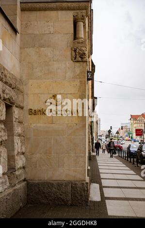 POZNAN, POLEN - 30. März 2018: Das Logo der Polnischen Bank Pocztowy an der Wand des Hauptbahnhofs in der Glogowska Straße, Posen, Polen Stockfoto