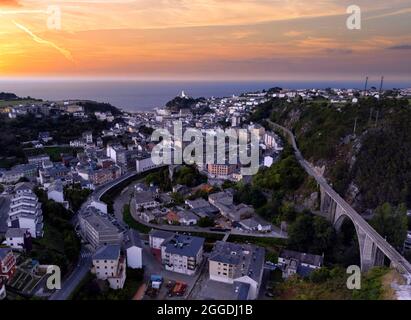 Touristische Destination Luarca, Asturien, Spanien, Europa. Natur Stadtlandschaft mit Angeln und Vergnügungshafen bei Sonnenuntergang. Stockfoto