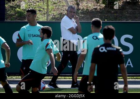 Oeiras, Portugal. August 2021. Portugals Cheftrainer Fernando Santos (C) nimmt am 31. August 2021 an einer Trainingseinheit im Trainingslager Cidade do Futebol in Oeiras, Portugal, Teil, um sich auf das bevorstehende Qualifikationsspiel der FIFA Fußball-Weltmeisterschaft Katar 2022 gegen Irland vorzubereiten. (Bild: © Pedro Fiuza/ZUMA Press Wire) Stockfoto