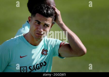 Oeiras, Portugal. August 2021. Portugals Stürmer Cristiano Ronaldo nimmt am 31. August 2021 an einer Trainingseinheit im Trainingslager Cidade do Futebol in Oeiras, Portugal, Teil, um sich auf das bevorstehende Qualifikationsspiel der FIFA Fußball-Weltmeisterschaft Katar 2022 gegen Irland vorzubereiten. (Bild: © Pedro Fiuza/ZUMA Press Wire) Stockfoto