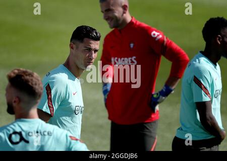 Oeiras, Portugal. August 2021. Portugals Stürmer Cristiano Ronaldo (2. L) nimmt am 31. August 2021 an einer Trainingseinheit mit seinen Teamkollegen im Trainingslager Cidade do Futebol in Oeiras, Portugal, Teil, um sich auf das bevorstehende Qualifikationsspiel der FIFA Fußball-Weltmeisterschaft Katar 2022 gegen Irland vorzubereiten. (Bild: © Pedro Fiuza/ZUMA Press Wire) Stockfoto