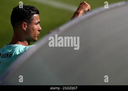 Oeiras, Portugal. August 2021. Portugals Stürmer Cristiano Ronaldo nimmt am 31. August 2021 an einer Trainingseinheit im Trainingslager Cidade do Futebol in Oeiras, Portugal, Teil, um sich auf das bevorstehende Qualifikationsspiel der FIFA Fußball-Weltmeisterschaft Katar 2022 gegen Irland vorzubereiten. (Bild: © Pedro Fiuza/ZUMA Press Wire) Stockfoto