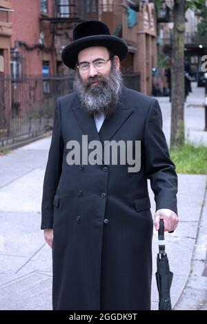 Posierte Porträt eines chassidischen Rabbiners auf der Bedford Avenue & Ross Street in Williamsburg, Brooklyn, New York City. Stockfoto