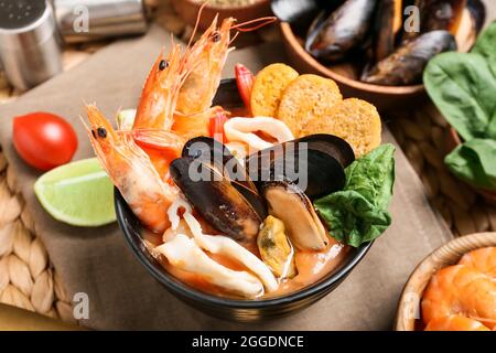 Schüssel mit leckerer Cacciucco-Suppe auf dem Tisch Stockfoto