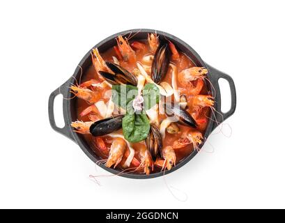 Topf mit leckerer Cacciucco-Suppe auf weißem Hintergrund Stockfoto