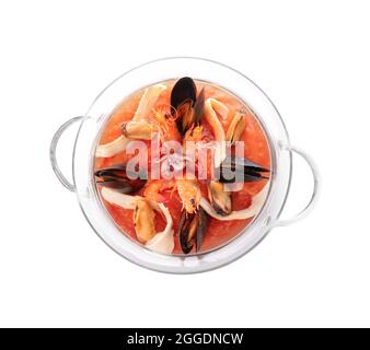 Topf mit leckerer Cacciucco-Suppe auf weißem Hintergrund Stockfoto