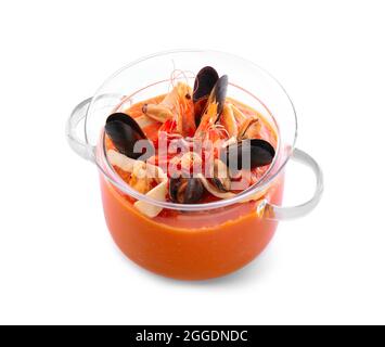 Topf mit leckerer Cacciucco-Suppe auf weißem Hintergrund Stockfoto