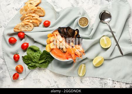 Komposition mit leckerer Cacciucco-Suppe auf hellem Hintergrund Stockfoto