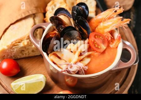 Topf mit leckerer Cacciucco-Suppe auf dem Tisch Stockfoto