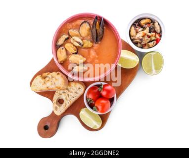 Schüssel mit leckerer Cacciucco-Suppe und Zutaten auf weißem Hintergrund Stockfoto