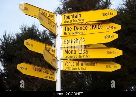 Schild mit Hinweis auf internationale Kunstwerke außerhalb der Christchurch Art Gallery, Christchurch, Canterbury, South Island, Neuseeland Stockfoto