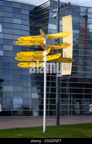 Schild mit Hinweis auf internationale Kunstwerke außerhalb der Christchurch Art Gallery, Christchurch, Canterbury, South Island, Neuseeland Stockfoto