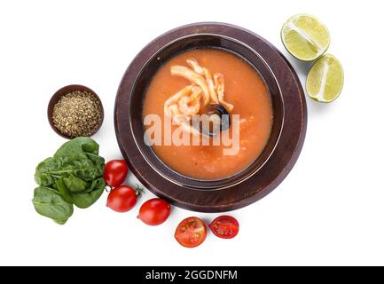 Schüssel mit leckerer Cacciucco-Suppe und Zutaten auf weißem Hintergrund Stockfoto