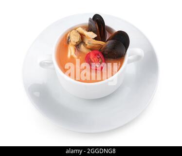 Topf mit leckerer Cacciucco-Suppe auf weißem Hintergrund Stockfoto