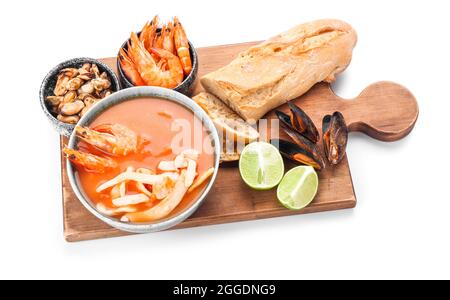 Schüssel mit leckerer Cacciucco-Suppe und Zutaten auf weißem Hintergrund Stockfoto