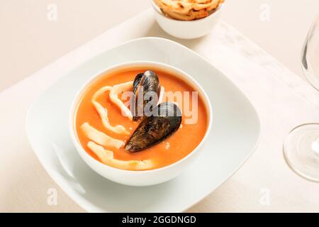 Schüssel mit leckerer Cacciucco-Suppe auf dem Tisch Stockfoto