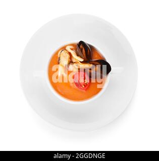 Topf mit leckerer Cacciucco-Suppe auf weißem Hintergrund Stockfoto