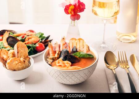 Schüssel mit leckerer Cacciucco-Suppe auf dem Tisch Stockfoto