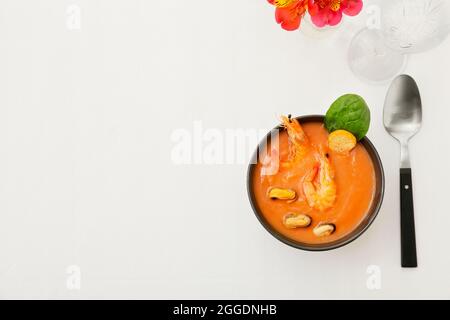 Schüssel mit leckerer Cacciucco-Suppe auf dem Tisch Stockfoto