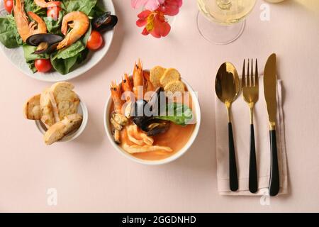 Schüssel mit leckerer Cacciucco-Suppe auf dem Tisch Stockfoto