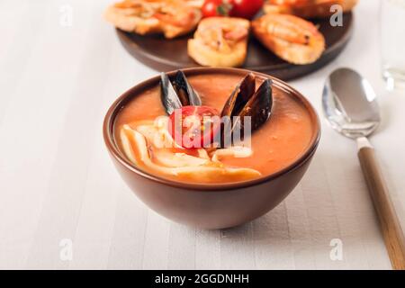 Schüssel mit leckerer Cacciucco-Suppe auf dem Tisch Stockfoto