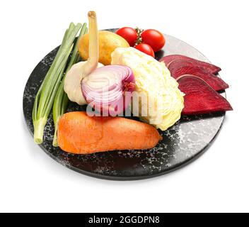 Brett mit Zutaten für die Zubereitung von leckerem Borscht auf weißem Hintergrund Stockfoto