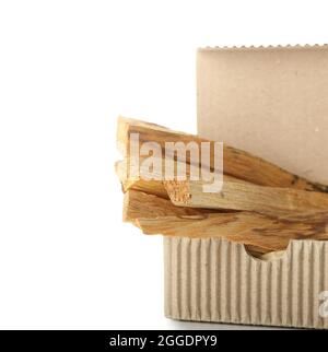 Box mit Palo Santo Holz auf weißem Hintergrund Stockfoto