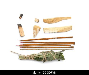 Palo Santo, Kräuter und Weihrauch auf weißem Hintergrund Stockfoto