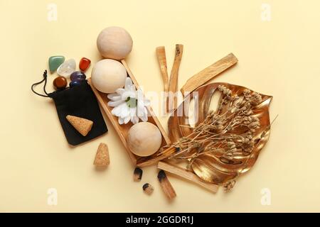 Massagebälle, Chakra-Steine, Weihrauch und Palo Santo auf farbigem Hintergrund Stockfoto