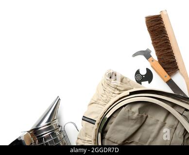 Set von Bienenzuchtbedarf auf weißem Hintergrund Stockfoto