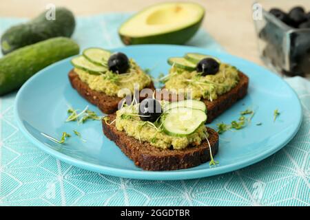 Leckere Sandwiches mit Guacamole und Gemüse auf dem Tisch, Nahaufnahme Stockfoto