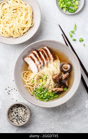 Ramen Schüssel mit Schweinefleisch und Pilzen. Asiatisches Essen von oben Stockfoto