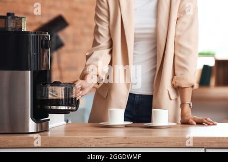 Frau mit Kaffeepause im Büro Stockfoto