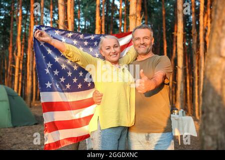 Reifes Paar mit USA-Flagge bei Grillparty im Freien Stockfoto