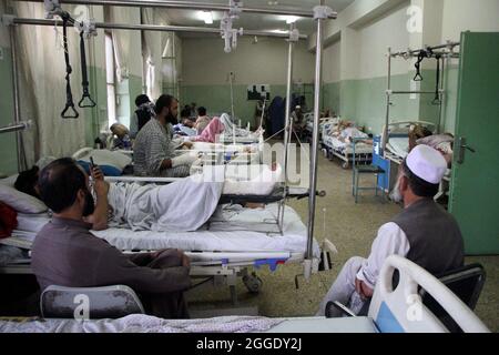 Kabul, Afghanistan. August 2021. Das am 30. August 2021 aufgenommene Foto zeigt Verletzte im Wazir Akbar Khan Krankenhaus in Kabul, der Hauptstadt Afghanistans. Nach dem tödlichen Selbstmordanschlag, bei dem am Donnerstag rund 170 Afghanen und 13 US-Soldaten auf dem Flughafen von Kabul getötet wurden, haben einige Überlebende die Möglichkeit erhoben, dass eine Reihe von Afghanen tatsächlich durch US-Feuer inmitten des Chaos und der Verwirrung statt durch Bomben getötet wurden. Quelle: Saifurahman Safi/Xinhua/Alamy Live News Stockfoto