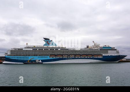 TUI Marella Explorer-Schiff, das im August an den Docks von Southampton, Hampshire, Großbritannien, festgemacht wurde - Kreuzschiff-Kreuzfahrt-Schiffe Stockfoto