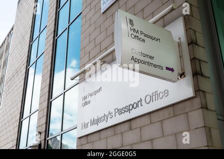 HM Passport Office, London. Beschilderung zu den öffentlichen Kundenbüros des britischen HM Passport Office in Pimlico, South London. Stockfoto