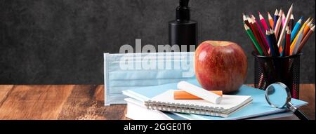 Zurück zur Schule Student Design-Konzept, Nahaufnahme von Papeterie über Holztisch Hintergrund mit Kopieplatz. Stockfoto