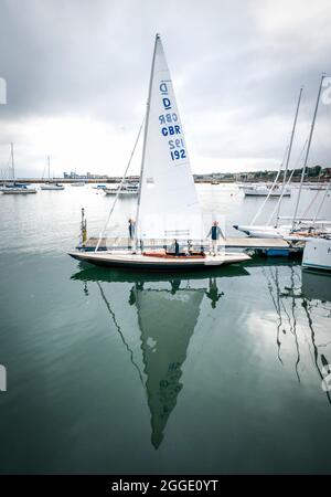 Die Besatzung der alten Segelyacht Bluebottle des Duke of Edinburgh, Skipper Graham Bailey (rechts), seine Frau Julia (Mitte) und David Heritage (links), an Bord des Bootes im Royal Forth Yacht Club, bevor sie am Edinburgh Cup im Firth of Forth teilnahm. Bilddatum: Dienstag, 31. August 2021. Stockfoto