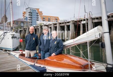 Die Besatzung der alten Segelyacht Bluebottle des Duke of Edinburgh, Skipper Graham Bailey (links), seine Frau Julia (links) und David Heritage (Mitte), an Bord des Bootes im Royal Forth Yacht Club, bevor sie am Edinburgh Cup im Firth of Forth teilnahm. Bilddatum: Dienstag, 31. August 2021. Stockfoto